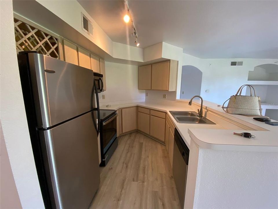 For Sale: $159,900 (1 beds, 1 baths, 842 Square Feet)