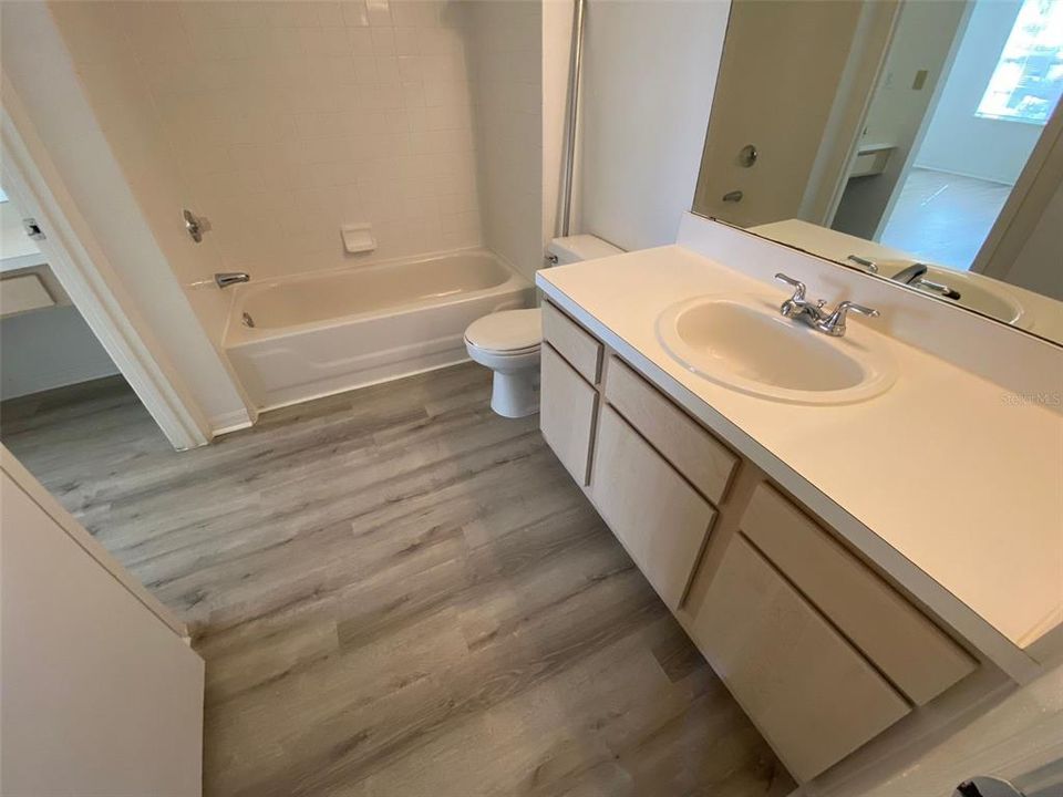 For Sale: $159,900 (1 beds, 1 baths, 842 Square Feet)