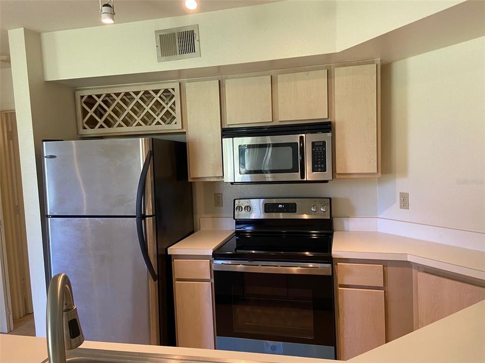 For Sale: $159,900 (1 beds, 1 baths, 842 Square Feet)