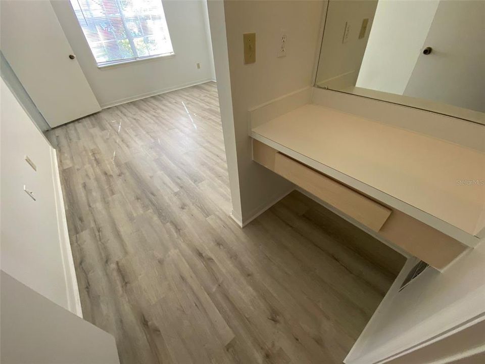 For Sale: $159,900 (1 beds, 1 baths, 842 Square Feet)