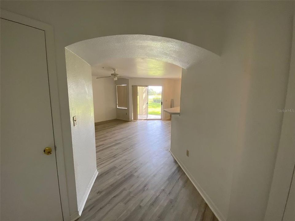 For Sale: $159,900 (1 beds, 1 baths, 842 Square Feet)