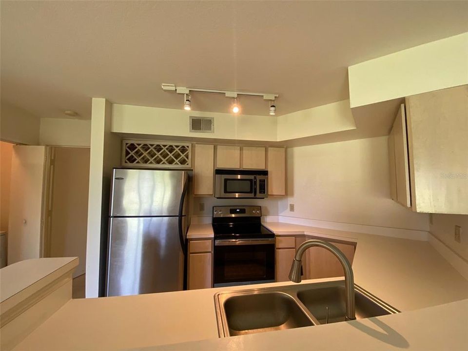 For Sale: $159,900 (1 beds, 1 baths, 842 Square Feet)
