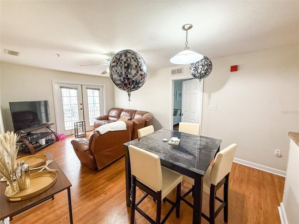 Activo con contrato: $332,000 (4 camas, 4 baños, 1410 Pies cuadrados)