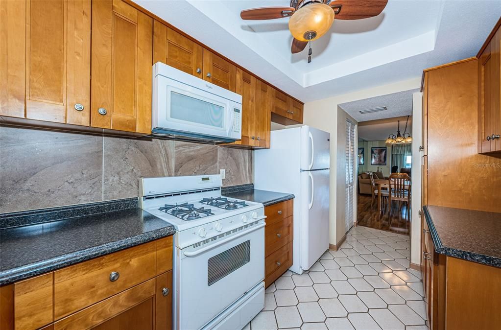 Под контрактом: $225,000 (1 спален, 1 ванн, 1170 Квадратных фут)