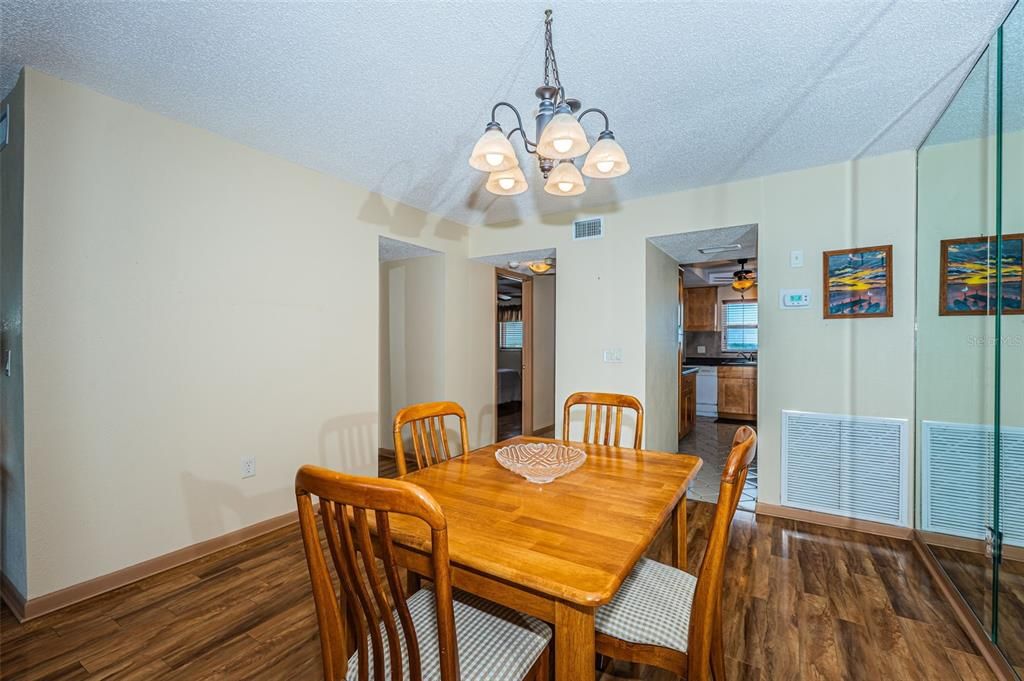 Под контрактом: $225,000 (1 спален, 1 ванн, 1170 Квадратных фут)