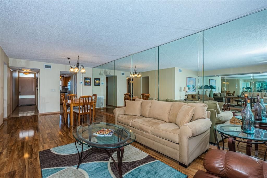 Под контрактом: $225,000 (1 спален, 1 ванн, 1170 Квадратных фут)