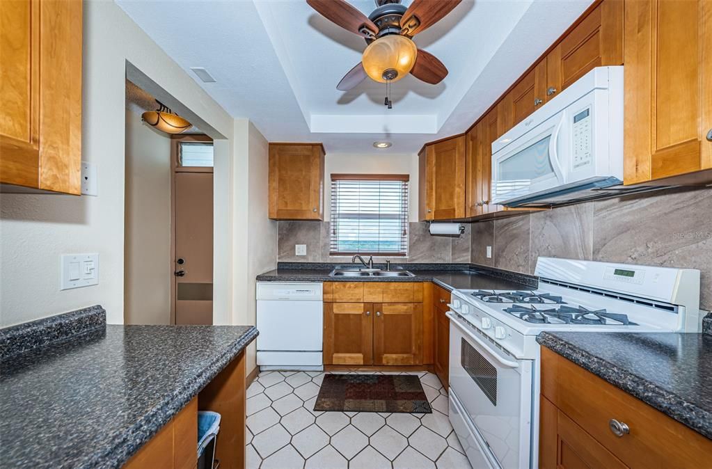 Под контрактом: $225,000 (1 спален, 1 ванн, 1170 Квадратных фут)