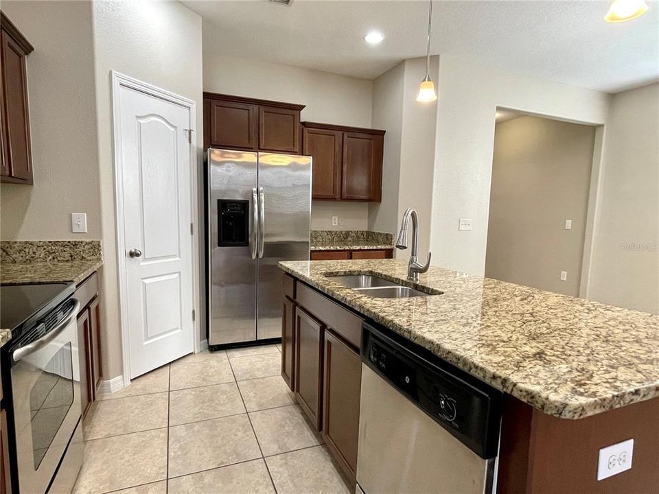 合同活跃: $2,650 (4 贝兹, 3 浴室, 2523 平方英尺)