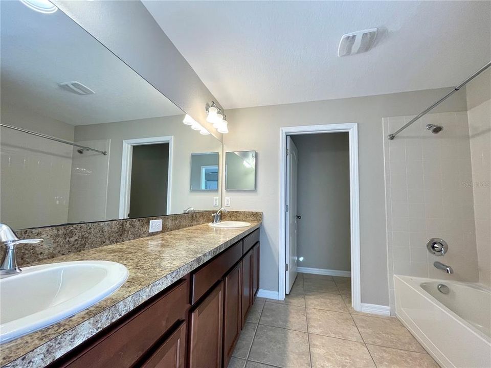 合同活跃: $2,650 (4 贝兹, 3 浴室, 2523 平方英尺)