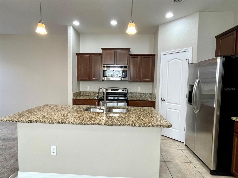 合同活跃: $2,650 (4 贝兹, 3 浴室, 2523 平方英尺)