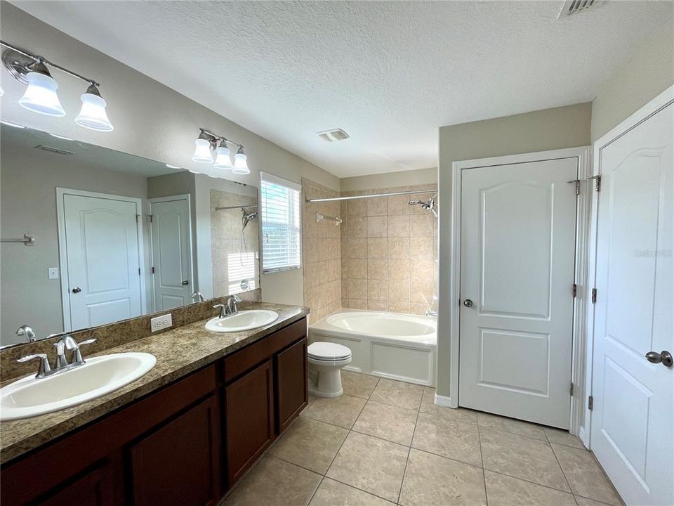 合同活跃: $2,650 (4 贝兹, 3 浴室, 2523 平方英尺)