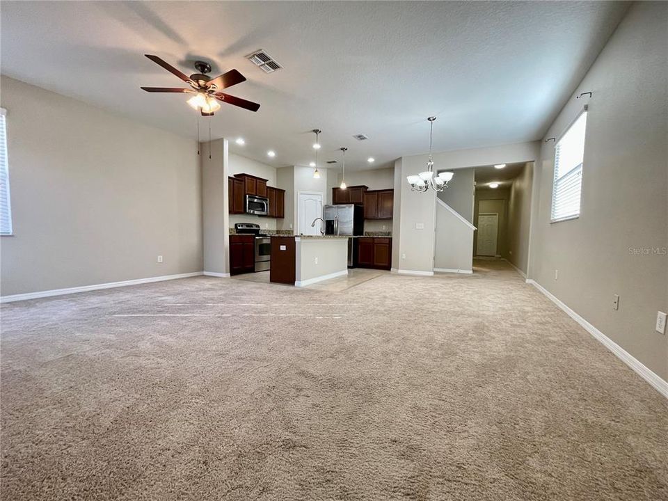 合同活跃: $2,650 (4 贝兹, 3 浴室, 2523 平方英尺)