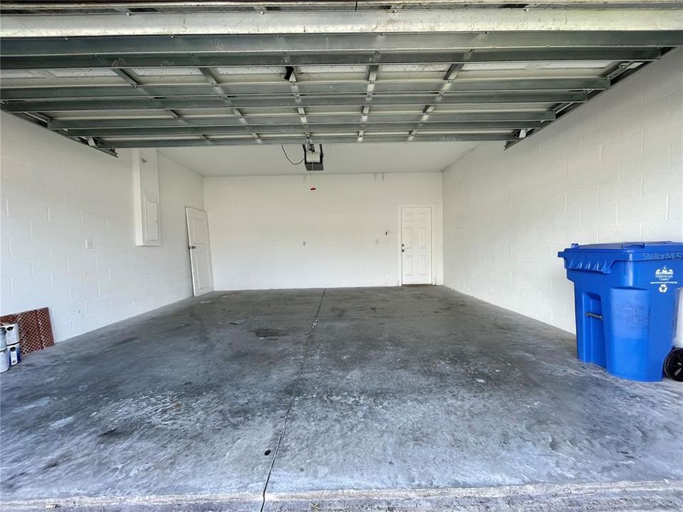 合同活跃: $2,650 (4 贝兹, 3 浴室, 2523 平方英尺)