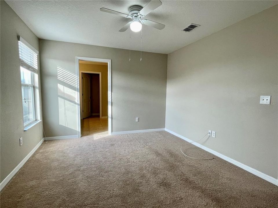 合同活跃: $2,650 (4 贝兹, 3 浴室, 2523 平方英尺)