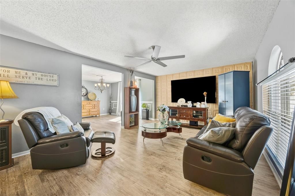 Под контрактом: $479,000 (5 спален, 2 ванн, 2882 Квадратных фут)