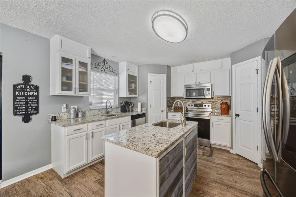 Под контрактом: $479,000 (5 спален, 2 ванн, 2882 Квадратных фут)