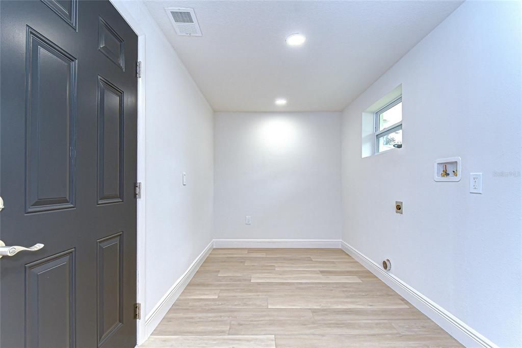 Под контрактом: $475,000 (4 спален, 2 ванн, 1567 Квадратных фут)