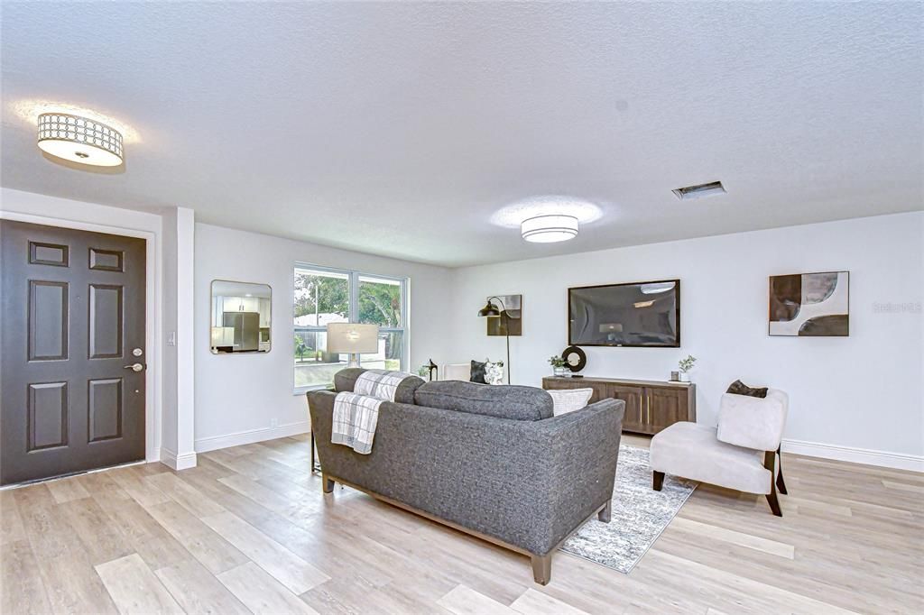 Под контрактом: $475,000 (4 спален, 2 ванн, 1567 Квадратных фут)