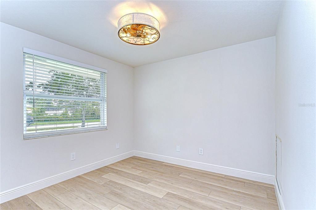 Под контрактом: $475,000 (4 спален, 2 ванн, 1567 Квадратных фут)