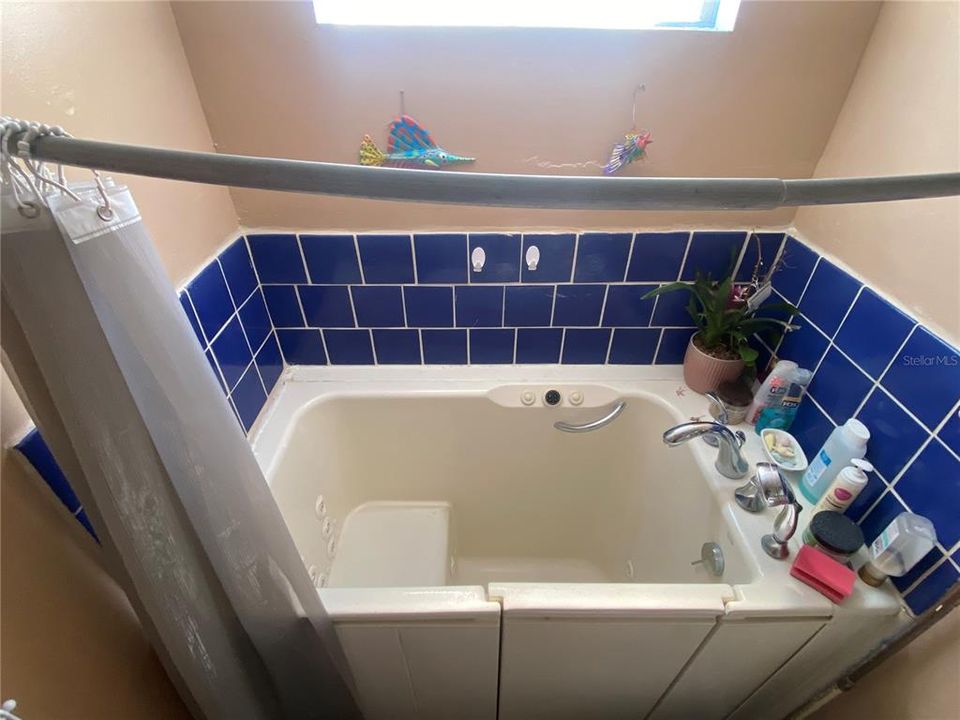 For Sale: $260,000 (3 beds, 2 baths, 1404 Square Feet)