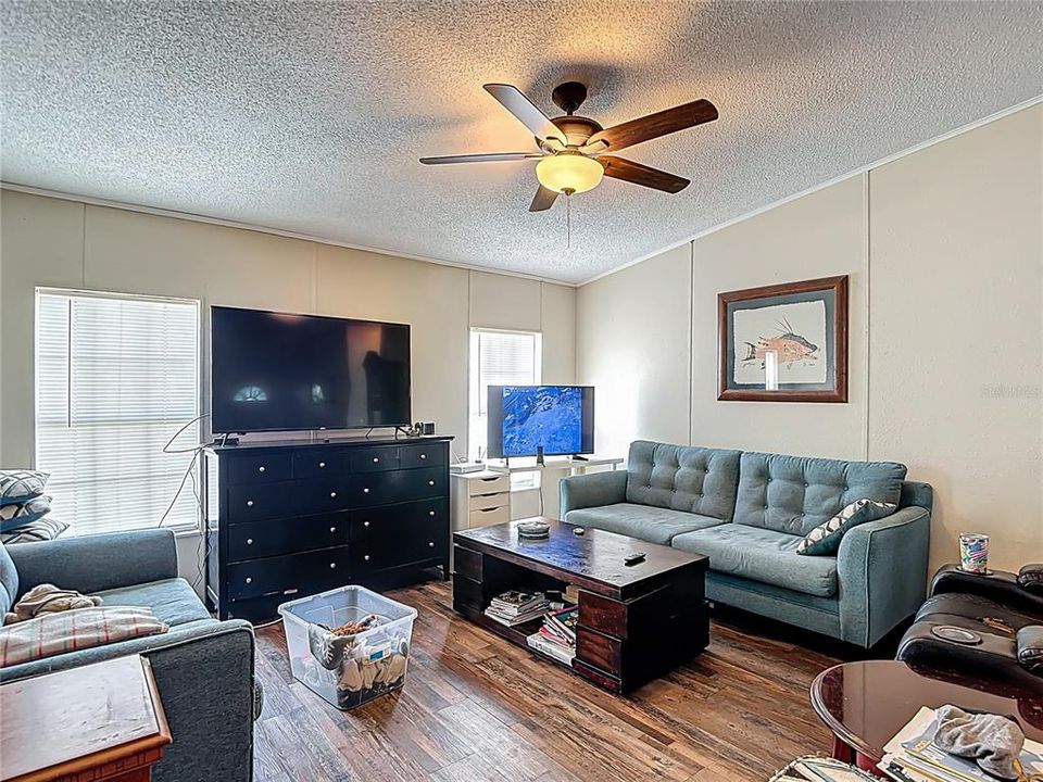 For Sale: $260,000 (3 beds, 2 baths, 1404 Square Feet)