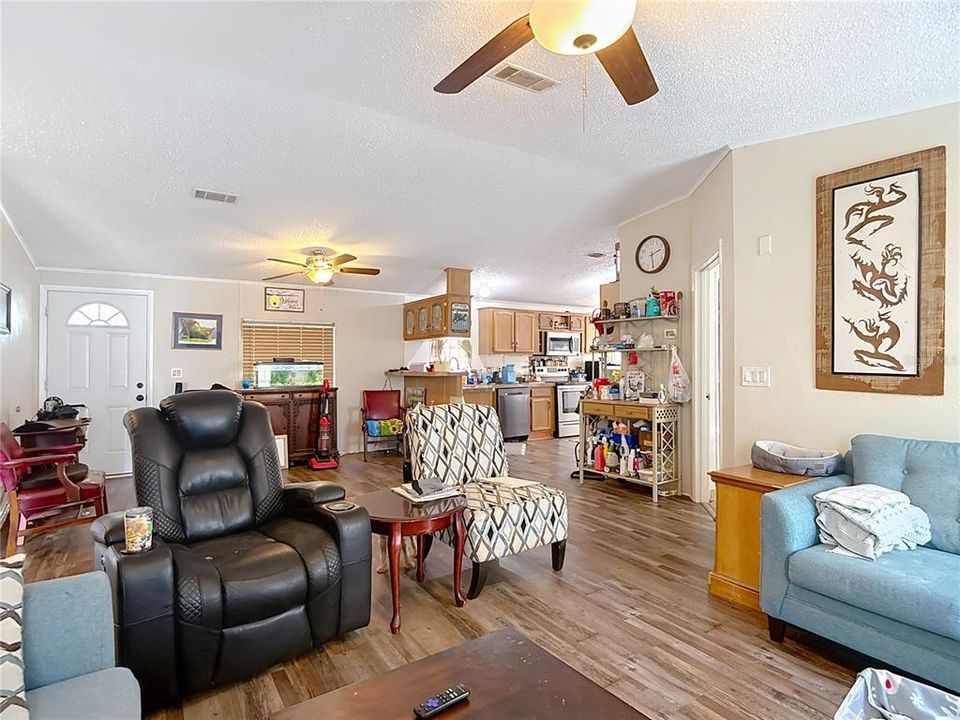 For Sale: $260,000 (3 beds, 2 baths, 1404 Square Feet)