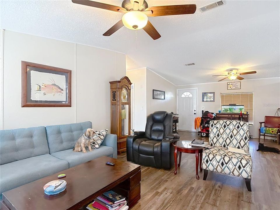 For Sale: $260,000 (3 beds, 2 baths, 1404 Square Feet)