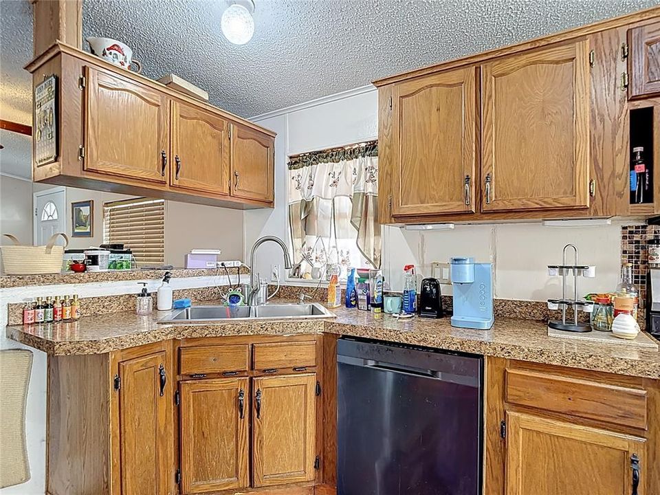 For Sale: $260,000 (3 beds, 2 baths, 1404 Square Feet)