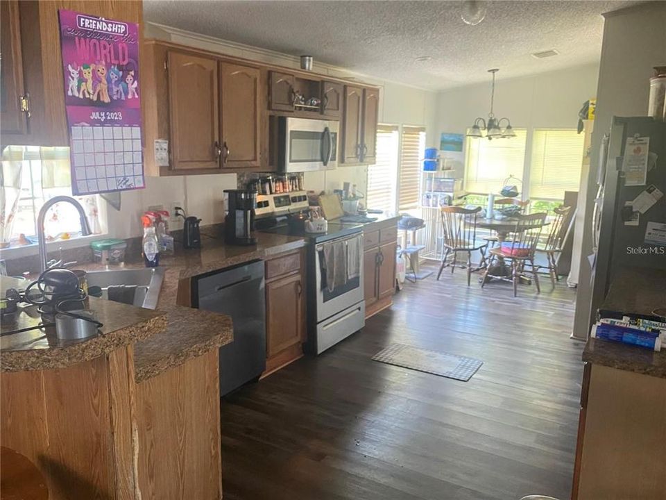 For Sale: $260,000 (3 beds, 2 baths, 1404 Square Feet)