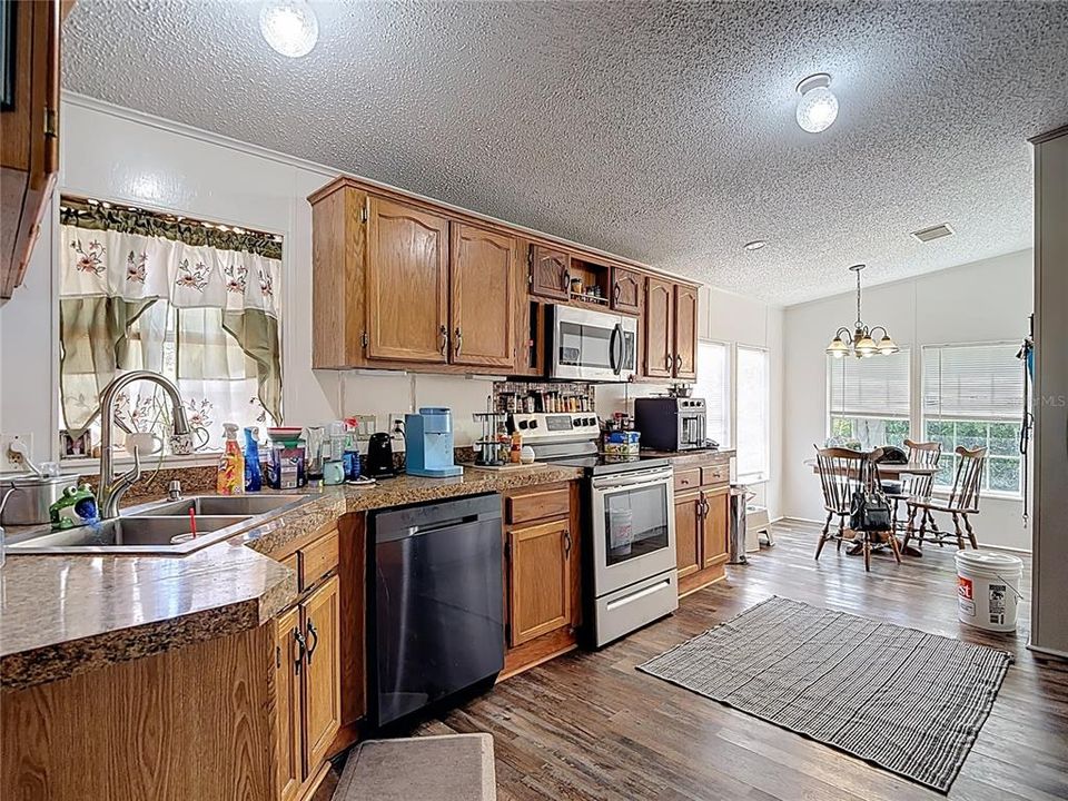 For Sale: $260,000 (3 beds, 2 baths, 1404 Square Feet)