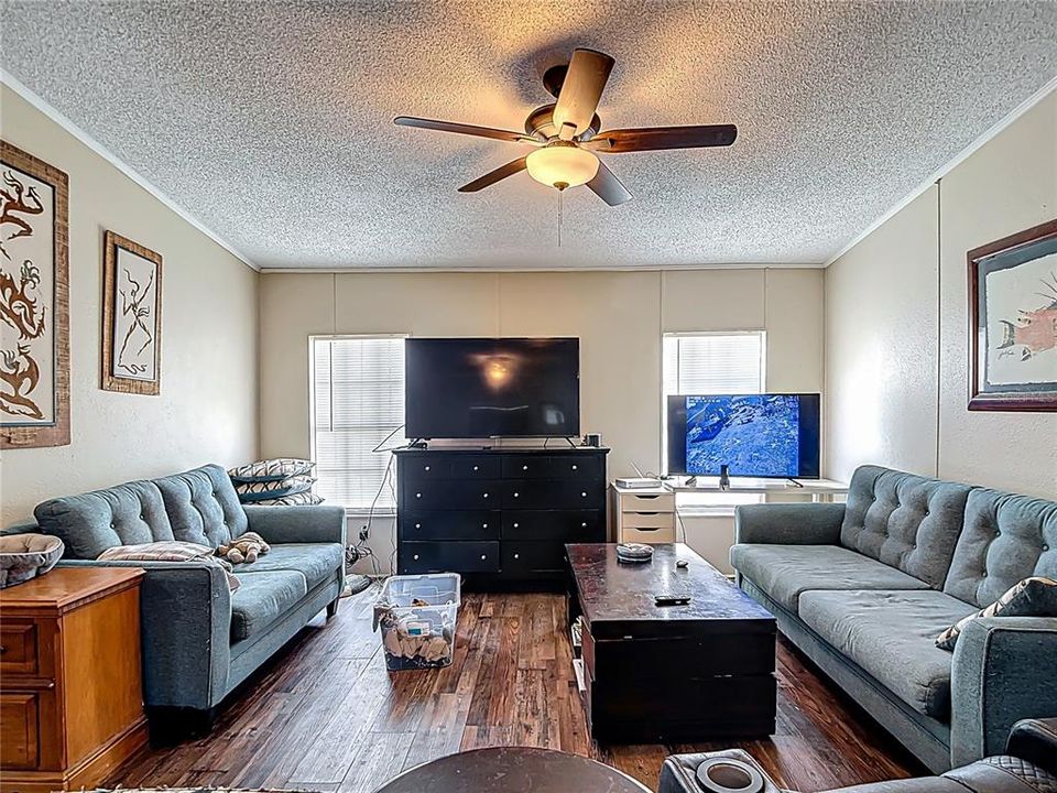 For Sale: $260,000 (3 beds, 2 baths, 1404 Square Feet)