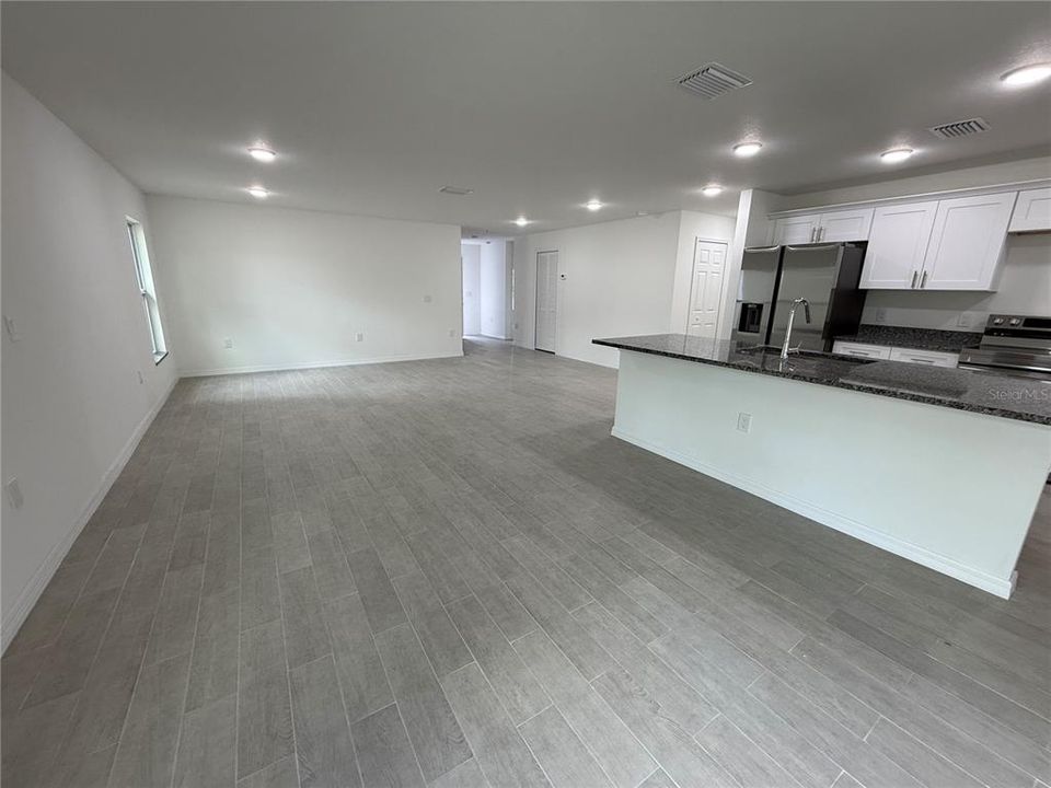 For Rent: $2,250 (4 beds, 2 baths, 1800 Square Feet)