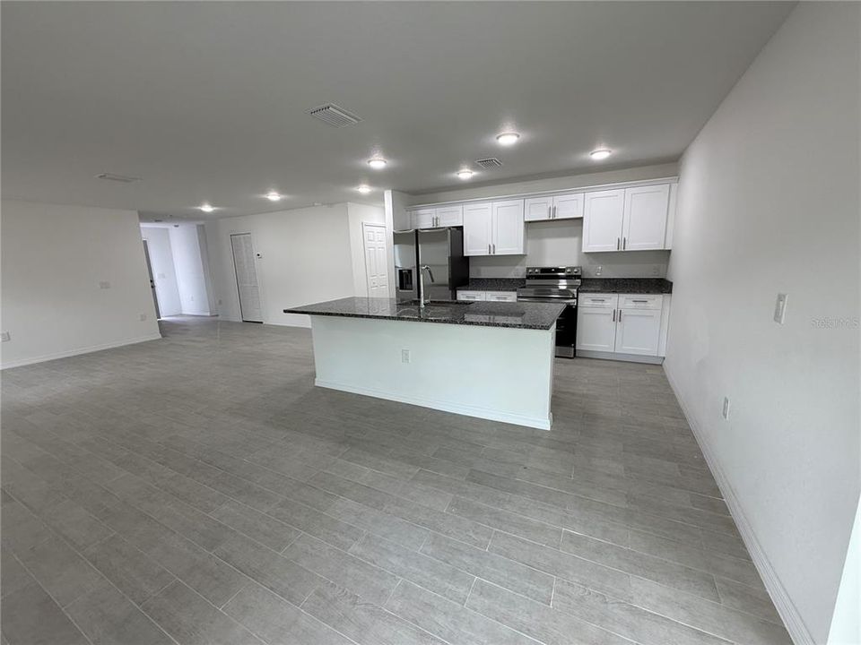 For Rent: $2,250 (4 beds, 2 baths, 1800 Square Feet)