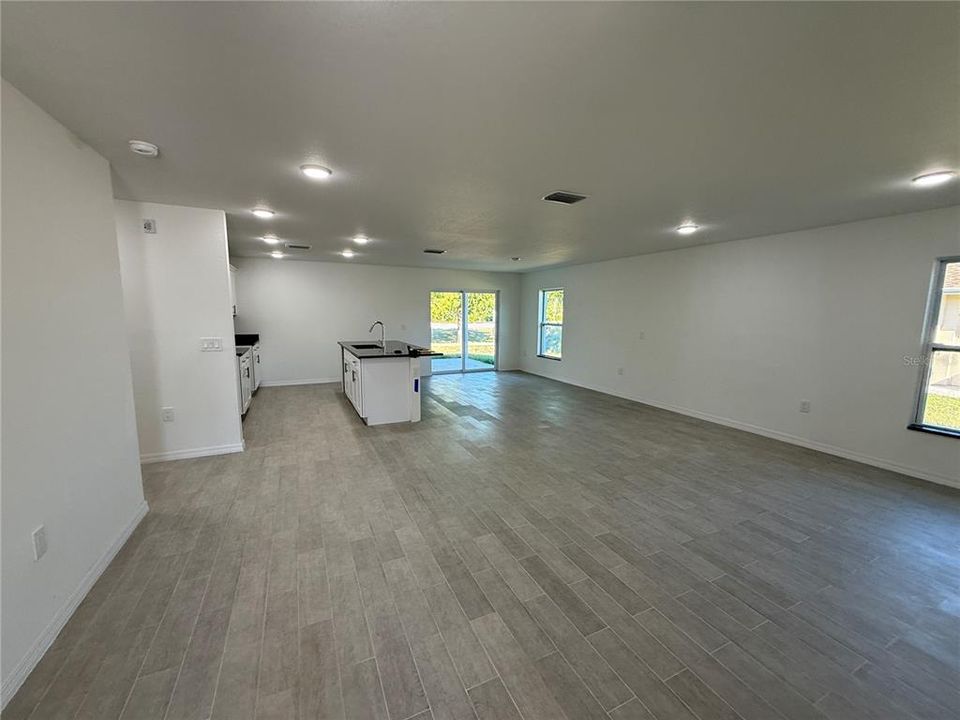 For Rent: $2,250 (4 beds, 2 baths, 1800 Square Feet)