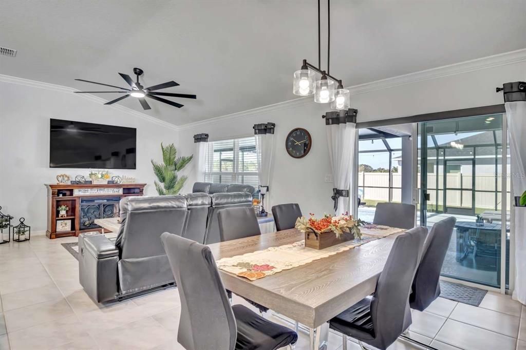 合同活跃: $429,000 (3 贝兹, 2 浴室, 1542 平方英尺)