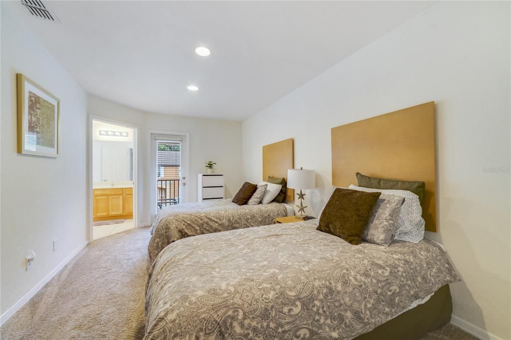 For Sale: $329,000 (3 beds, 3 baths, 1440 Square Feet)