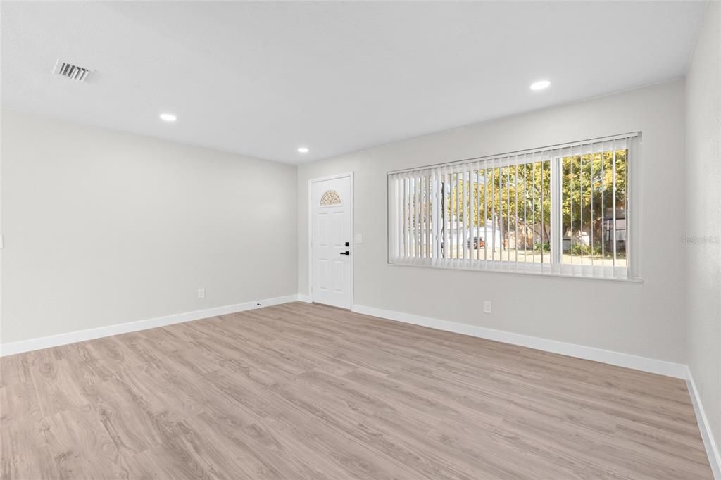 Active With Contract: $400,000 (4 beds, 2 baths, 1198 Square Feet)