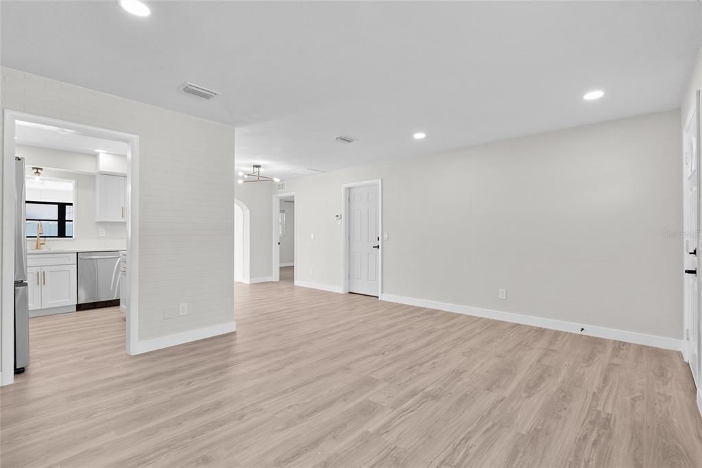 Active With Contract: $400,000 (4 beds, 2 baths, 1198 Square Feet)