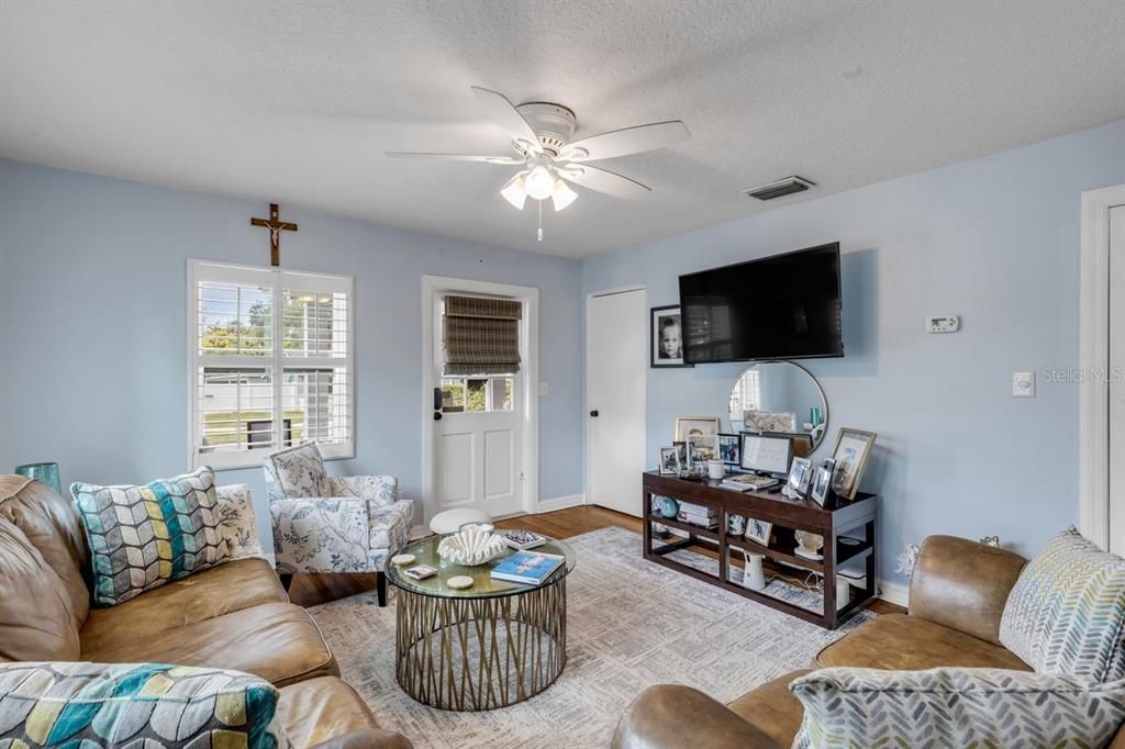 Под контрактом: $415,000 (2 спален, 1 ванн, 969 Квадратных фут)