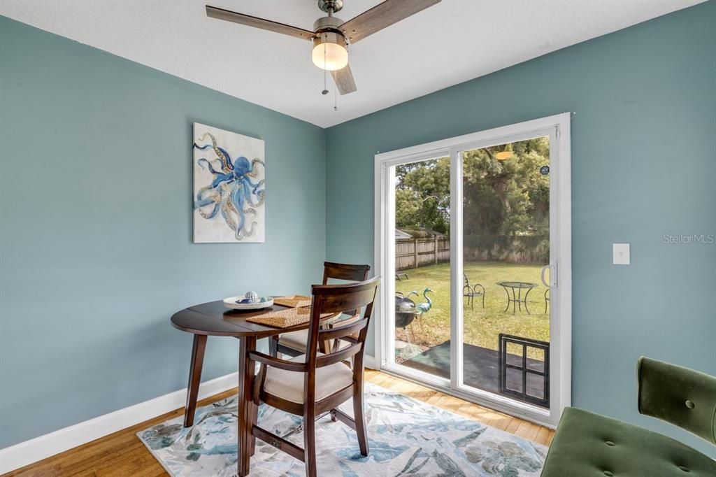 Под контрактом: $415,000 (2 спален, 1 ванн, 969 Квадратных фут)