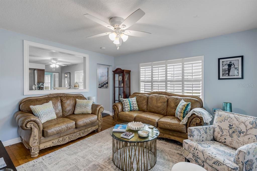 Под контрактом: $415,000 (2 спален, 1 ванн, 969 Квадратных фут)