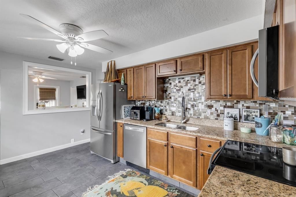 Под контрактом: $415,000 (2 спален, 1 ванн, 969 Квадратных фут)