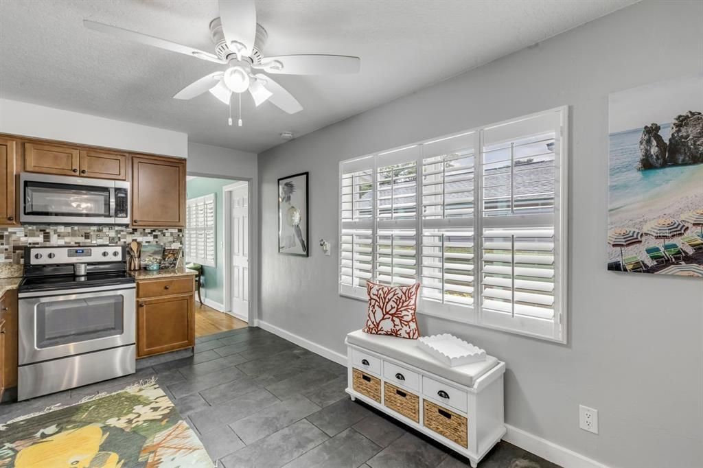 Под контрактом: $415,000 (2 спален, 1 ванн, 969 Квадратных фут)