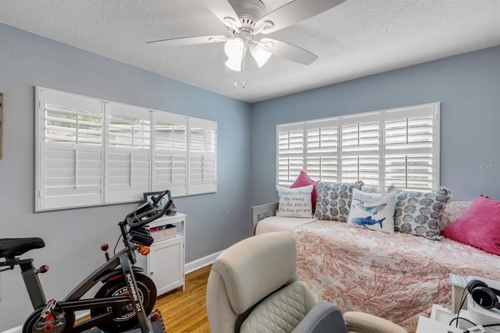 Под контрактом: $415,000 (2 спален, 1 ванн, 969 Квадратных фут)