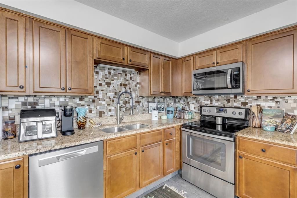 Под контрактом: $415,000 (2 спален, 1 ванн, 969 Квадратных фут)