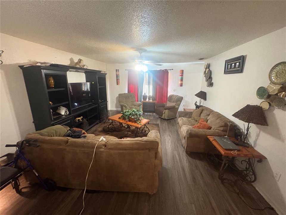 待售: $239,000 (3 贝兹, 2 浴室, 1244 平方英尺)