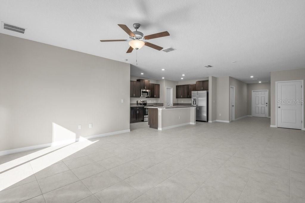 En Venta: $450,990 (6 camas, 3 baños, 2614 Pies cuadrados)