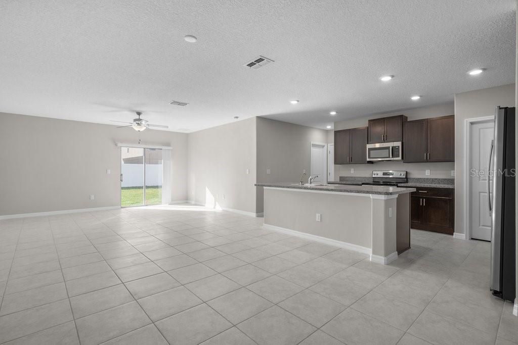 En Venta: $450,990 (6 camas, 3 baños, 2614 Pies cuadrados)