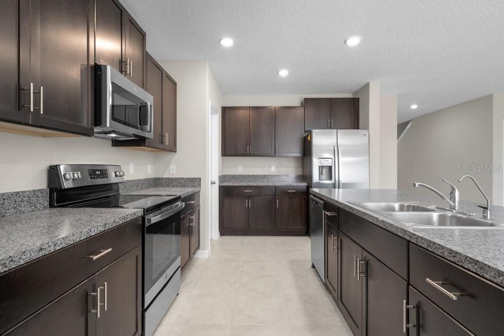 En Venta: $450,990 (6 camas, 3 baños, 2614 Pies cuadrados)