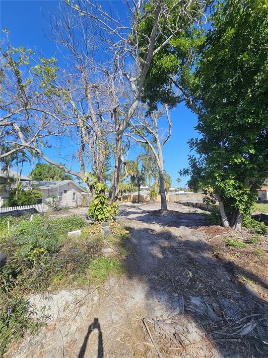 合同活跃: $470,000 (0.12 acres)